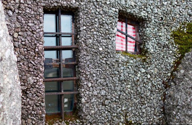 Дом, основой которого стали огромные валуны (Casa do Penedo, Португалия)