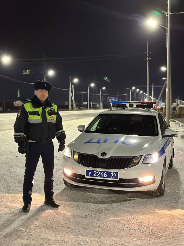 Сотрудники ДПС Якутска задерживают пьяного водителя во дворах Якутска