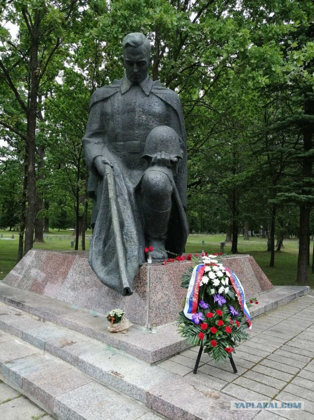 В венгерском Дунайувароше создали мемориал с именами 99 советских воинов