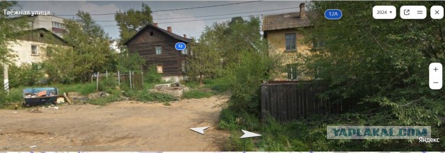 Долгожданный туалет установили у бараков в Чите, но есть проблема. Его заколотили