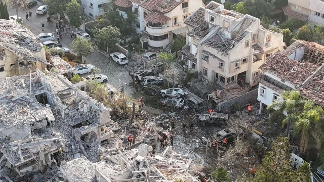 Иранские СМИ публикуют последствия ракетного обстрела города Ришон-ле-Цион
