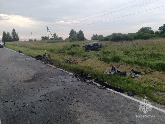 Два человека погибли, еще три пострадали в лобовом столкновении двух легковых автомобилей