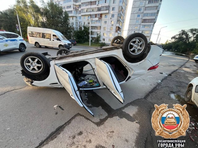 В Уфе пьяный водитель врезался в бетоннное ограждение и опрокинул авто