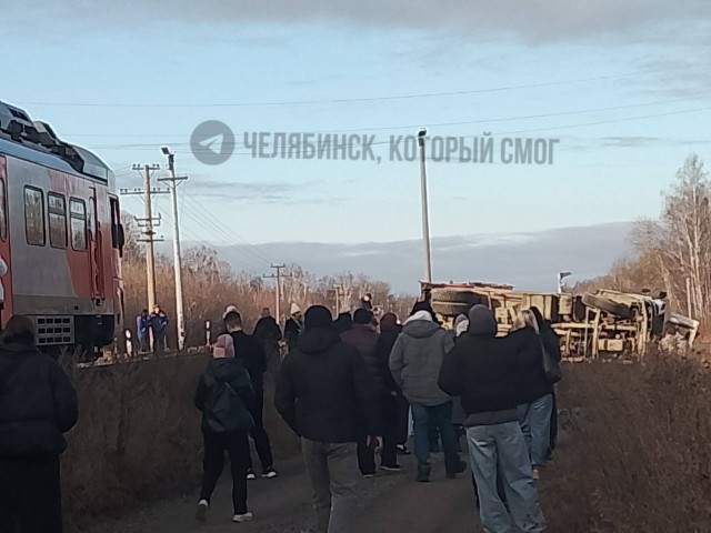 Пассажирский поезд врезался в мусоровоз под Челябинском