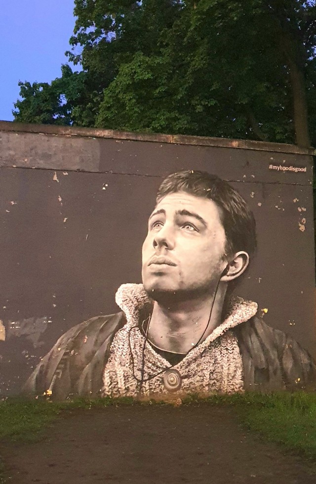 Четверо бородачей на автомобиле такси перегородили дорогу другой машине перед Александро-Невской лаврой в Санкт-Петербурге