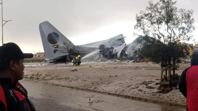 В Боливии военный самолёт C-130 Hercules, набитый деньгами, рухнул на шоссе в городе Эль-Альто