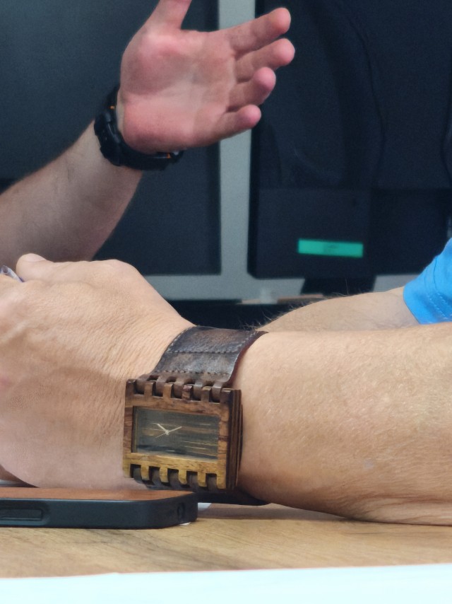 Caviar объединяет iPhone 17 Pro Max с часами Patek Philippe, IWC, Rolex и Jacob & Co в новой серии «Повелитель Времени»