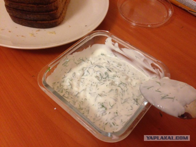 Гренки чесночные к пиву с соусом