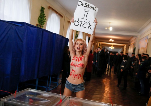 Голая активистка Femen напала на Кличко на выборах