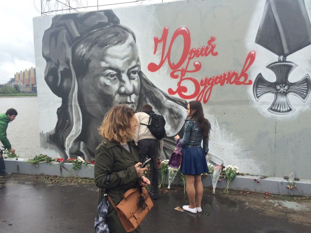 В Петербурге рядом с граффити с Моторолой появился портрет героя РФ Нурбагандова