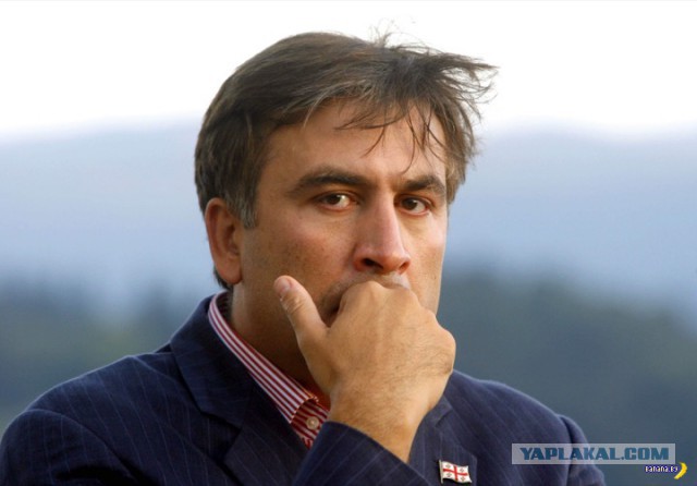 Саакашвили требует вернуть ему гражданство Украины у посольства России в Литве
