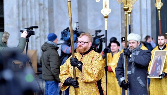 Милонов предложил лишать прав одевающих детей в ЦУМе родителей