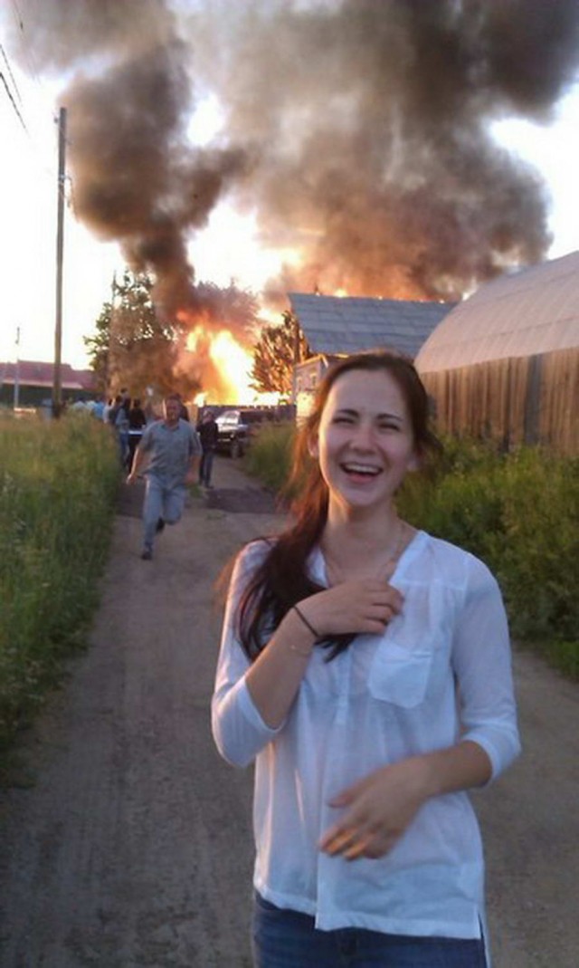 Светка, коза блин, фоткай давай, я же позирую