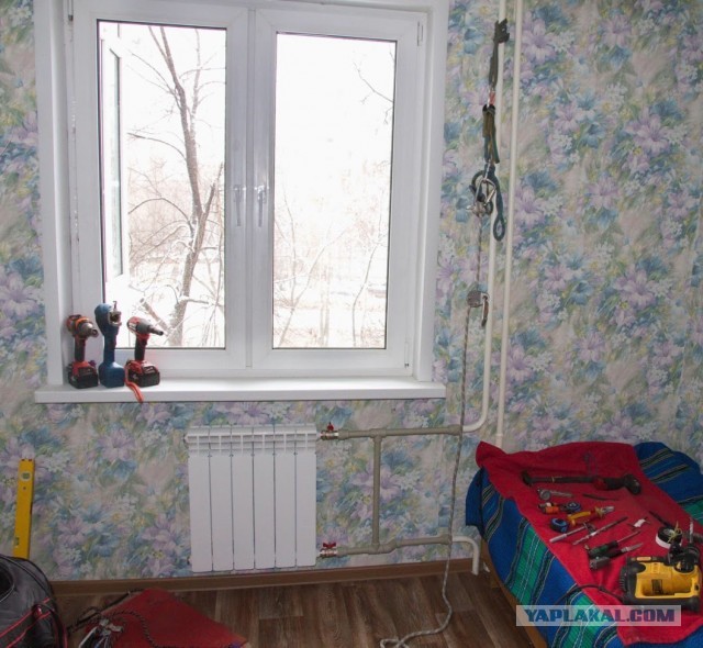 Пол протереть и покрывало в стирку кинуть
