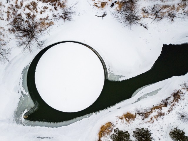 Идеальный ледяной круг на реке Тура