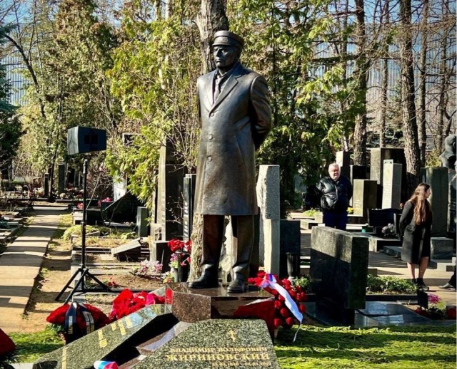 В Хамовниках на Новодевичьем кладбище открыли памятник Владимиру Жириновскому