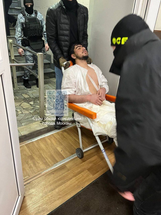 Четвертого подозреваемого по делу о теракте в "Крокусе"  — доставили в зал на сидячих носилках