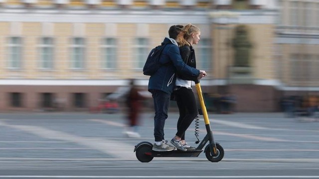 Власти запретят детям пользоваться электросамокатами, а взрослых обяжут получать права на их вождени