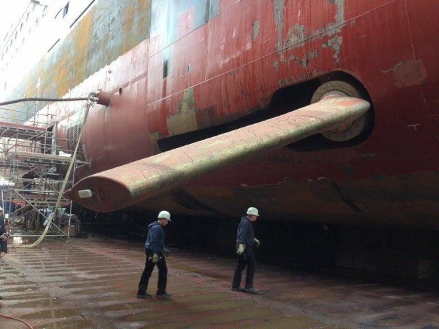 Tак качает контейнеровоз в бурном море