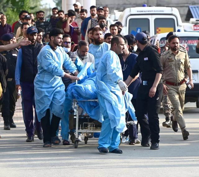 Индия: исламистские террористы расстреляли по меньшей мере 27 туристов