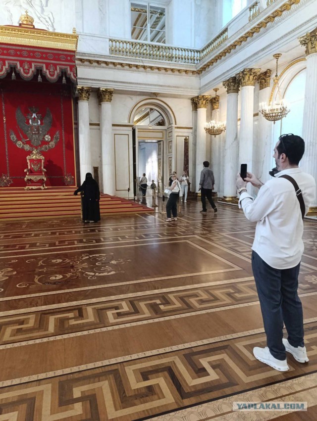 В Москве пассажирка метро отказалась снимать никаб и поплатилась
