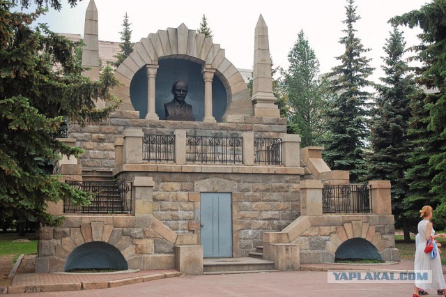 Памятники Ленину
