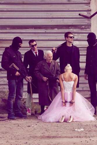 - А где бабуля? - Я за нее!