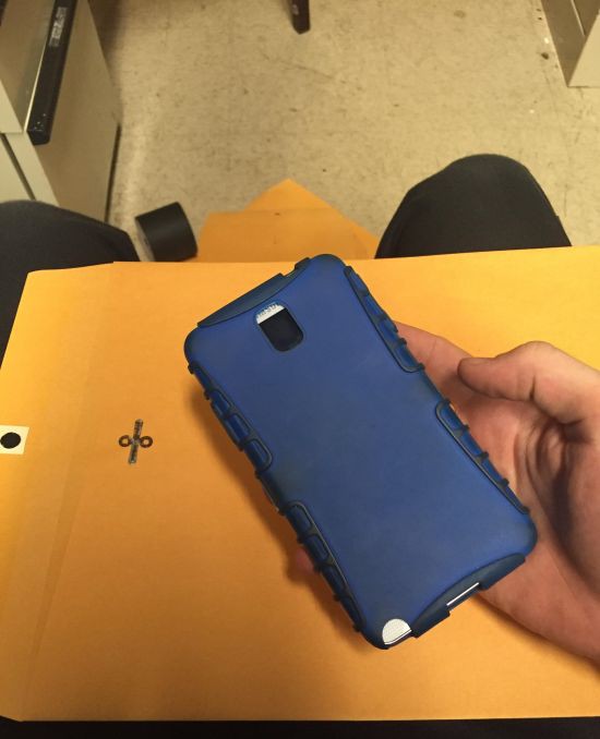 Парень упаковал забытый приятелем телефон