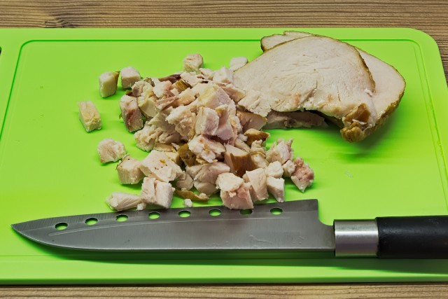 Салат-коктейль из спаржи по-корейски, ананасов и копченой курицы
