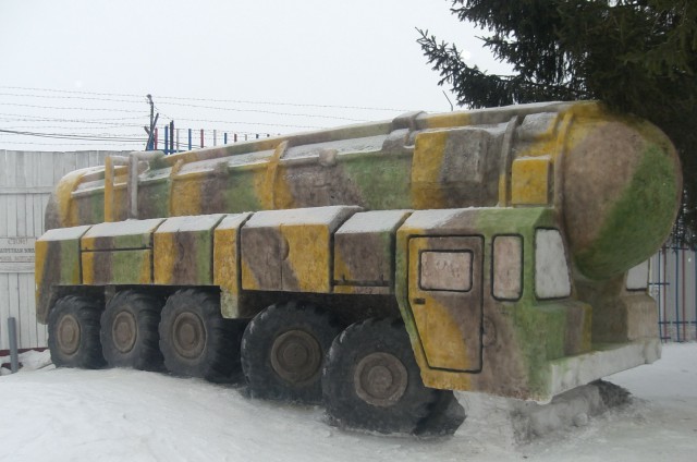 Заключенные исправительной колонии №6 в Омской области за 15 дней слепили из снега "Тополь-М" практически в натуральную величину