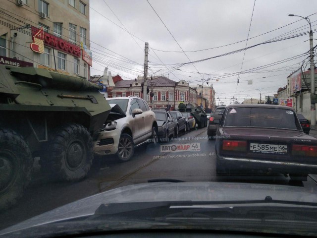В Курске во время перегона военной техники случился небольшой казус