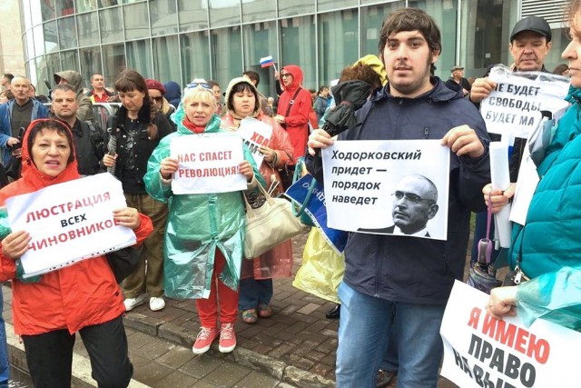 Любовь Соболь задерживают, чтобы не дать ей пойти на митинг 10 августа