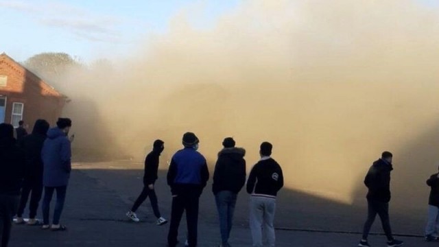 Пожар в Англии: мигрантам надоело жить в казармах, и они хотят в гостиницы