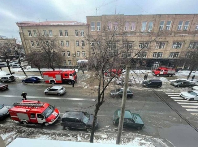 В украинском Харькове строители обрушили соседнее здание, вбивая в землю сваи