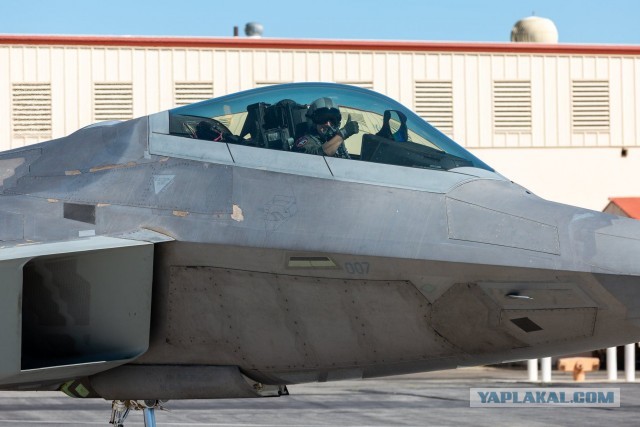 На истребителе F-22 появилась отметка о сбитом шаре