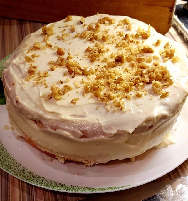 Два бисквитных торта: белый и шоколадный