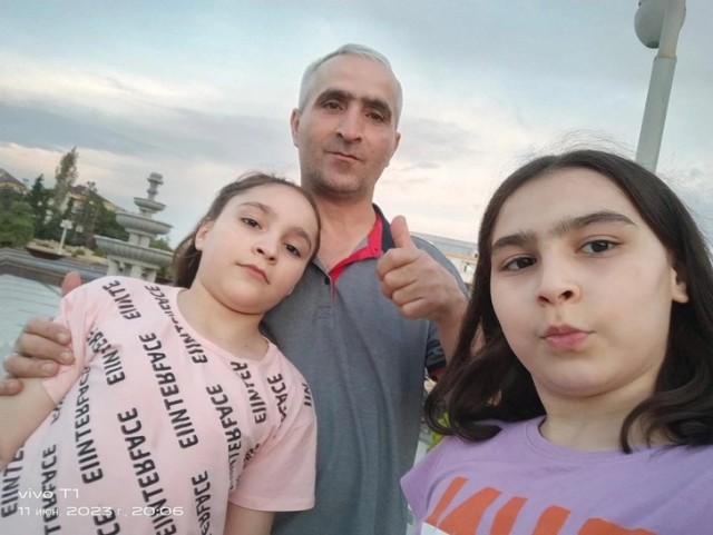 «Детям страшно, а я ведь сам отец»: как грузчик Рза Рзаев спасал людей в потоке кипятка — он рассказал, почему не мог иначе