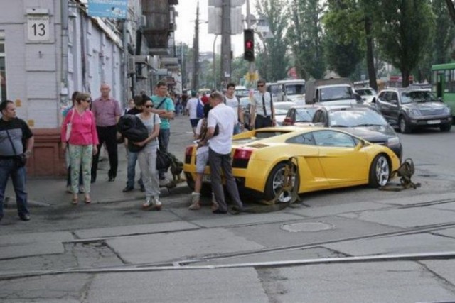 Девушка за рулем Lamborghini заблокировала движени