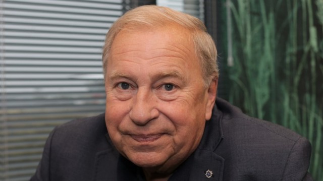 Д'Артаньян врывается на подмостки ...