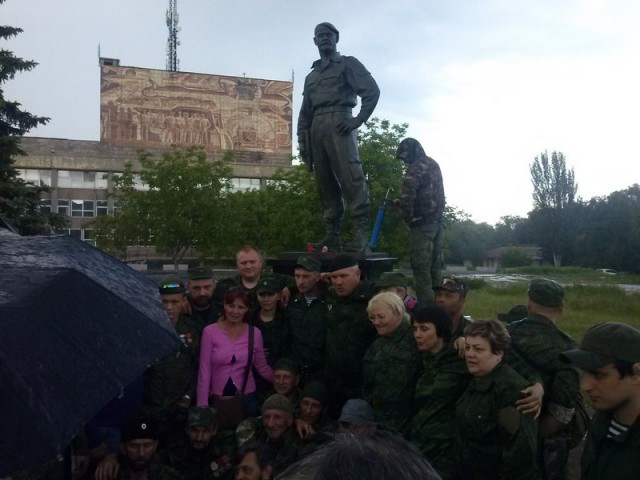 В Алчевске ЛНР в годовщину гибели установили памятник Алексею Мозговому