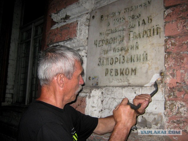 Флеш-моб на вокзале в Запорожье. Весна на Заречной улице