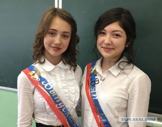 Кто отгадает что за девочка стоит слева?