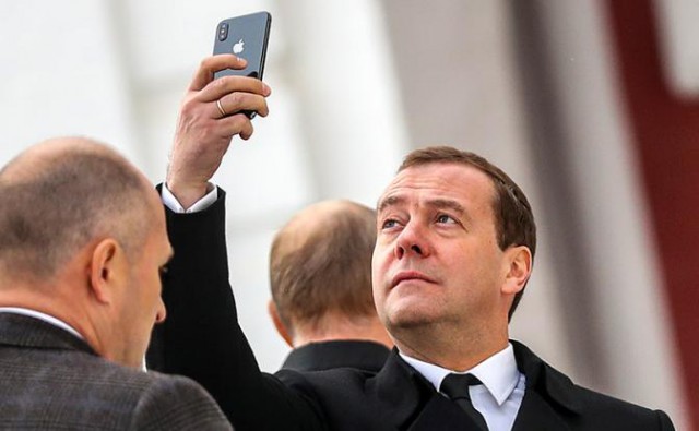 Медведева призвали разбить свой «айфон»