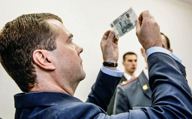 Кажется, кресло Медведева тоже «отлито в граните»