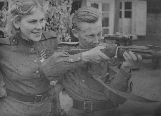 Женщины и война. Только улыбки