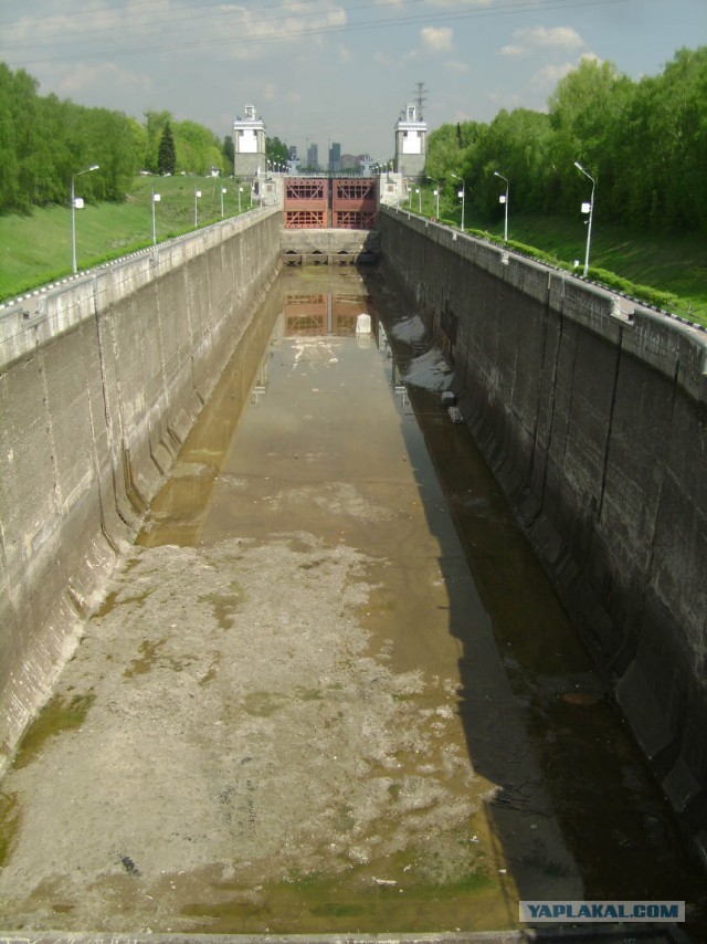 На дне. Когда в канале нет воды (Тушино - между 7 и 8 шлюзами)