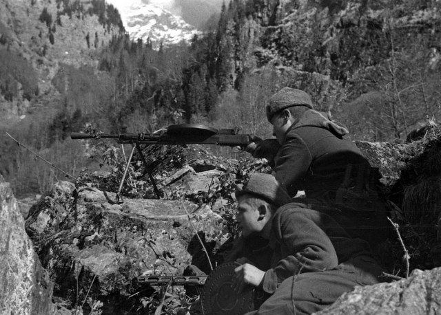 Фотографии связанных с историей Красной и Советской Армии.