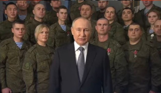 Путин выступил с новогодним обращением к россиянам на фоне военных