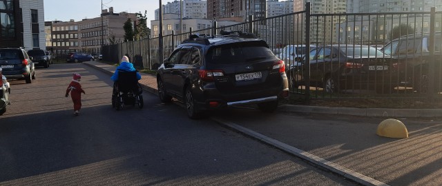 Припарковалась на тротуаре