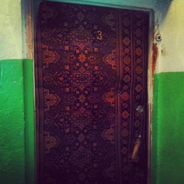 Изверги! Так с ковром поступить